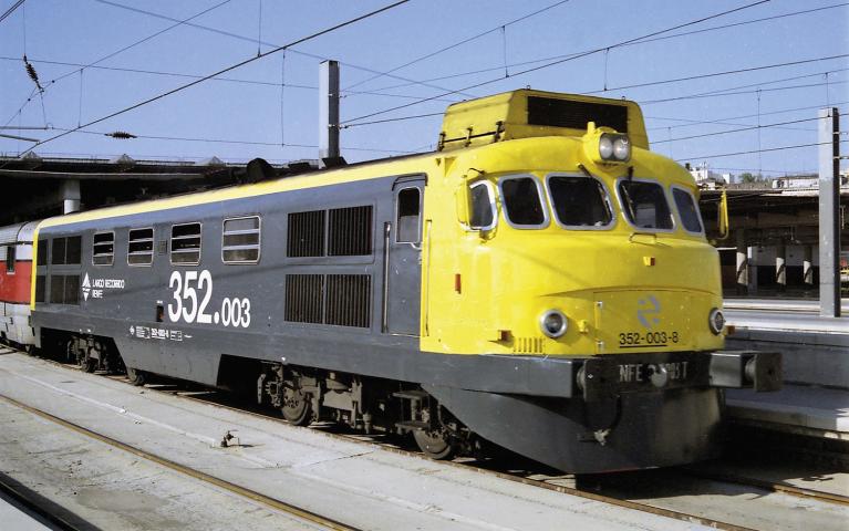 Arnold 2674 RENFE, diesel locomotive 352-003 "Virgen del Perpetuo Socorro", yellow-grey, ep. V