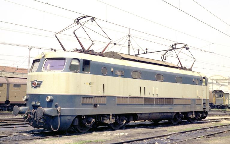Arnold 2687 E444 1st series, original livery without red stripe, metallic stripes, brown bogies, ep. IVa