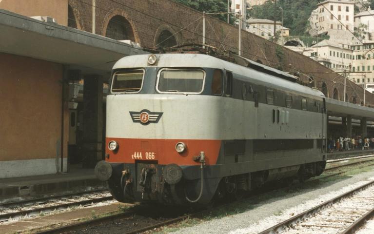 Arnold 2688 E444 2nd series, original livery with red stripe, without metallic stripes, ep. IV-V
