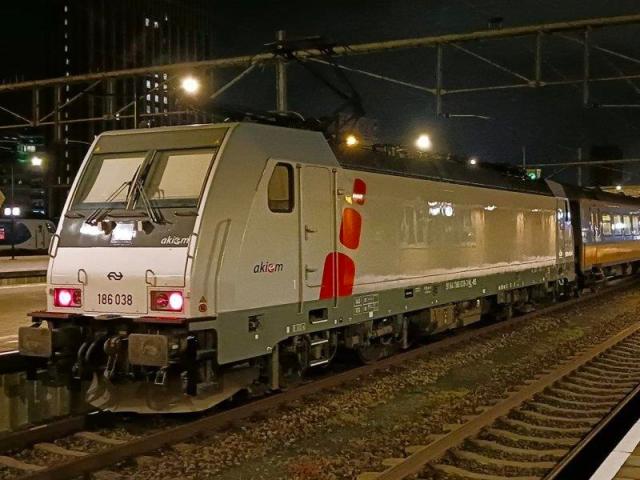 Arnold 2691D NS TRAXX, Electric Locomotive , silver livery, DCC Digital
