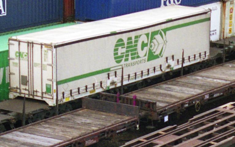 Arnold 6725 SNCF, S70 container wagon, brown livery, loaded with "CNC" curtain-side swap body, ep. IV