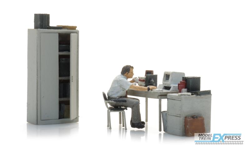 Artitec 387.682 Kantoorinterieur met figuur