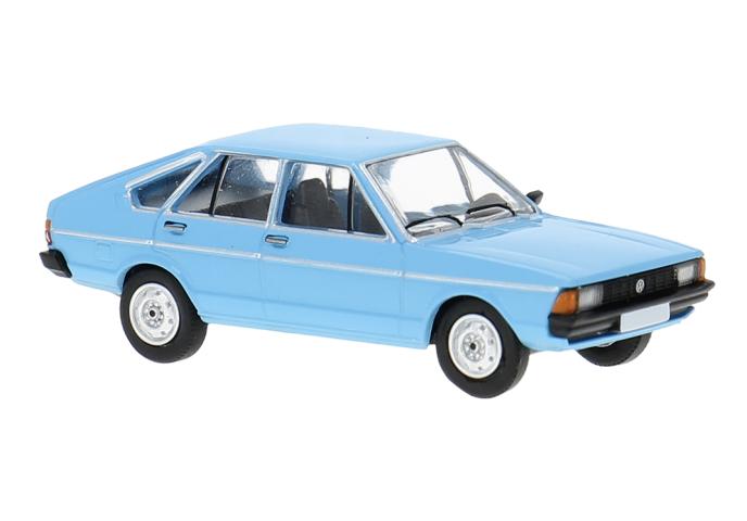Brekina 870782 VW Passat B1, hellblau, 1977