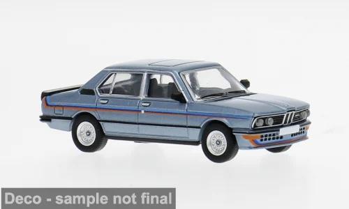 Brekina 871606 BMW M535i (E12), hellblau/Dekor, 1980