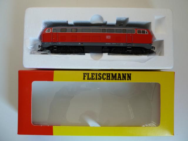 Fleischmann gebruikt materiaal 4236 DB diesellok BR 218 rood, in goede staat, in doos