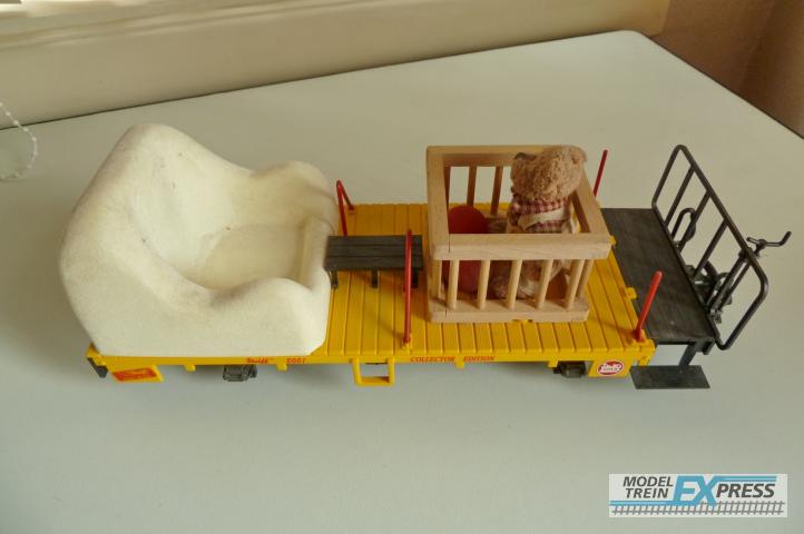 Gebruikt Materiaal Overige Merken 43140 LGB platte wagen met stoel, box en één beer, tweede beer ontbreekt. Jaarwagen 2001. In originele doos. Gebruikssporen.