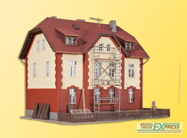 Kibri 39315 H0 Eisenbahner-Wohnhaus mit Baugerüst undNebengebäude