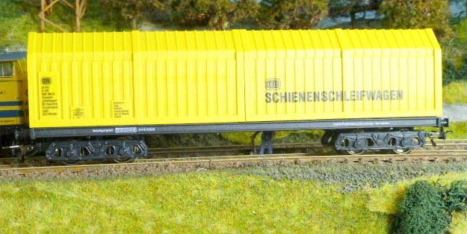 Lux 9015 H0-Maschinenwagen, System Trix-Express, ohne Technik, 4achsig, gelb mit schwarzem Chassis, LÜP 185 mm.