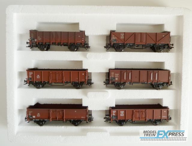 Marklin gebruikt materiaal 46021 6 open goederenwagens van de Deutsche Bundesbahn (DB). Verbandstype Om 12. Reichsbahn-nabouw Omm 37. Ombouwrijtuig Omm 44 nieuw in doos