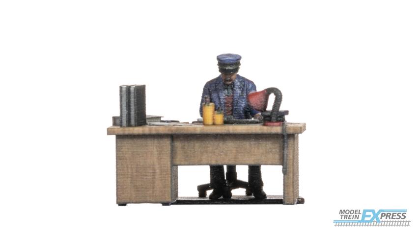 Noch 10220 Spoorwegambtenaar aan zijn bureau (1:87)
