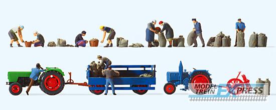 Preiser 13008 Kartoffelernte. 11 handbemalte Miniatur- figuren, Ackerschlepper DEUTZ D 6206