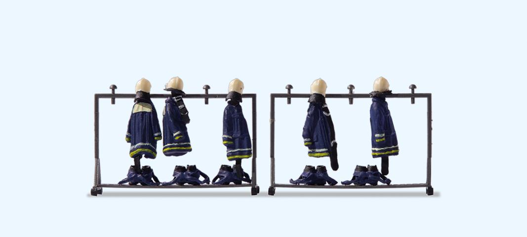 Preiser 17719 Blaue Feuerwehruniformen auf zwei Ständern. Fertigmodell