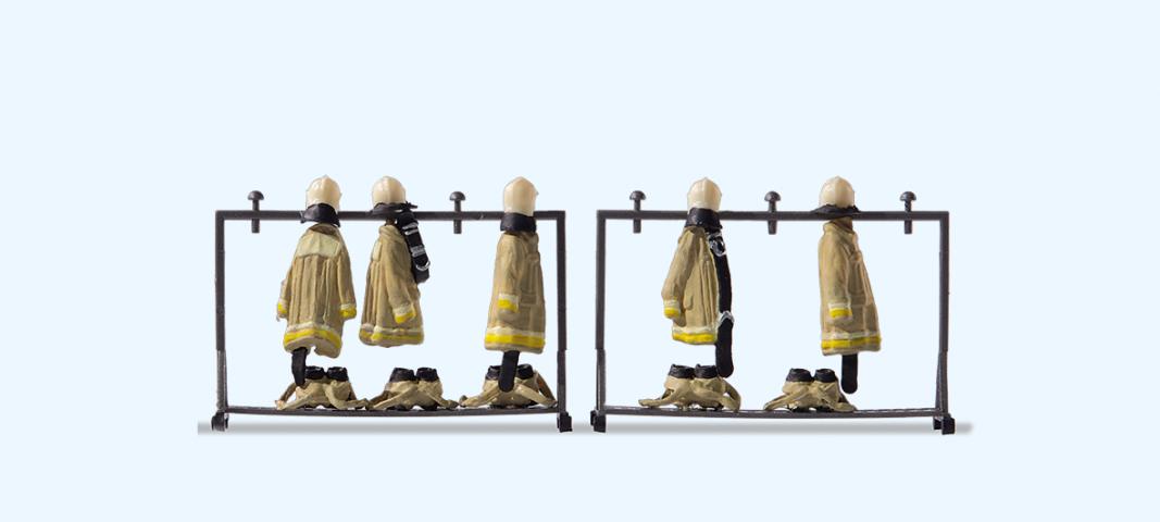 Preiser 17720 Beige Feuerwehruniformen auf zwei Ständern. Fertigmodell