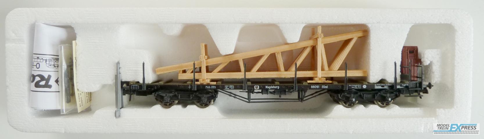Roco gebruikt materiaal 47185 Rungenwagen mit Bremserhaus und Ladung (Holzmasten) K.P.E.V z.g.a.n in doos