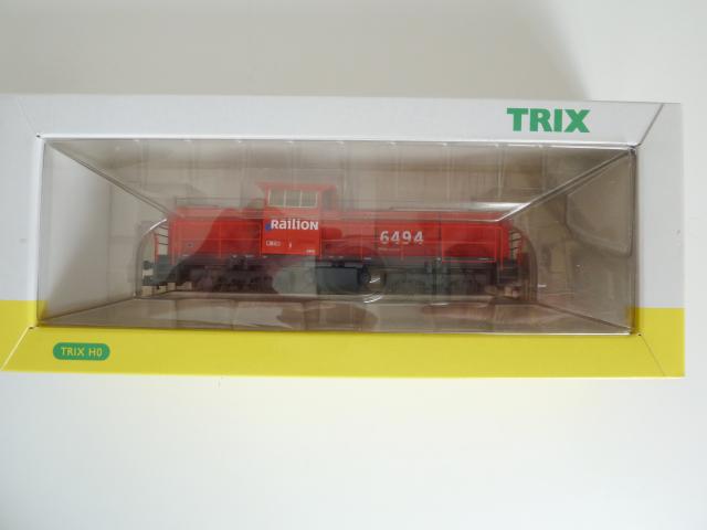 Trix gebruikt materiaal 22739 Railion dieselloc 6494 rood, in doos, loc heeft tandwielprobleem